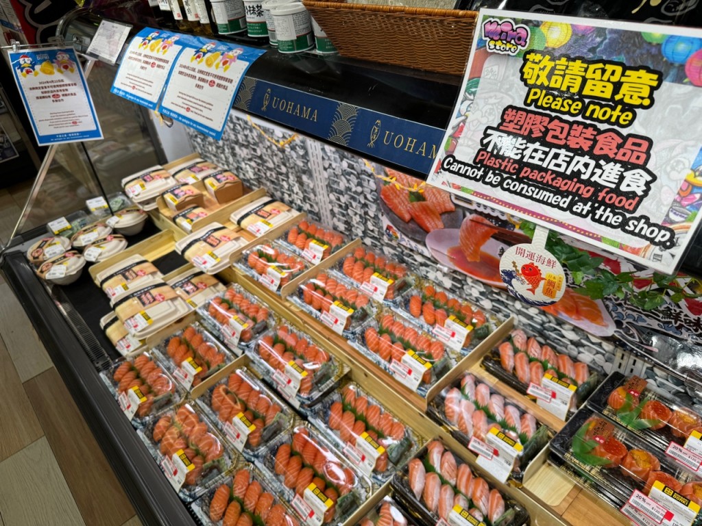 大部分寿司或丼饭仍使用胶盒及胶盖。陈俊豪摄