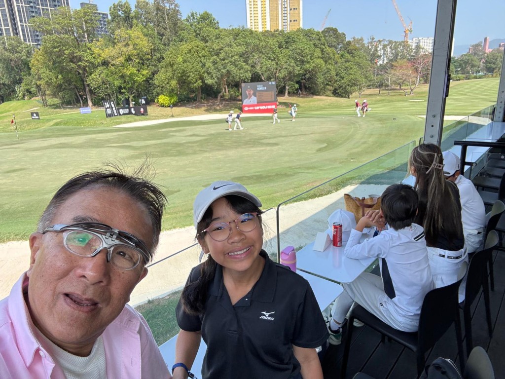 田北辰与孙女一起现场观看LIV Golf香港站赛事。