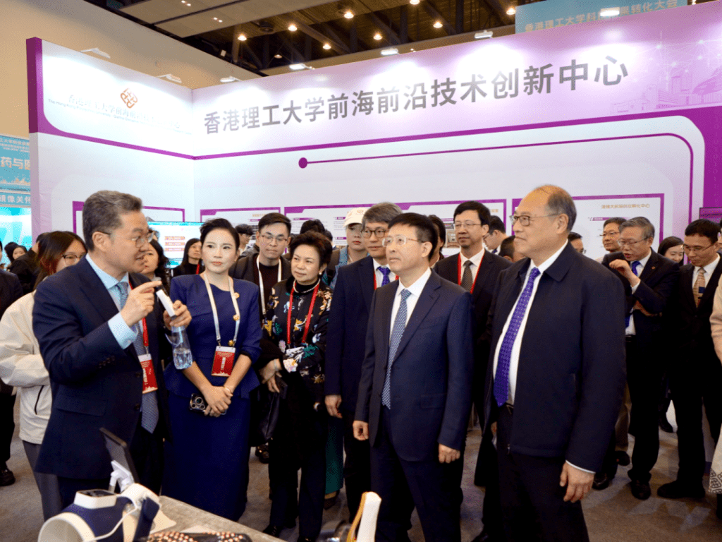 政企學界人士現場參觀和體驗理大科創成果。 政企學界人士現場參觀和體驗理大科創成果。