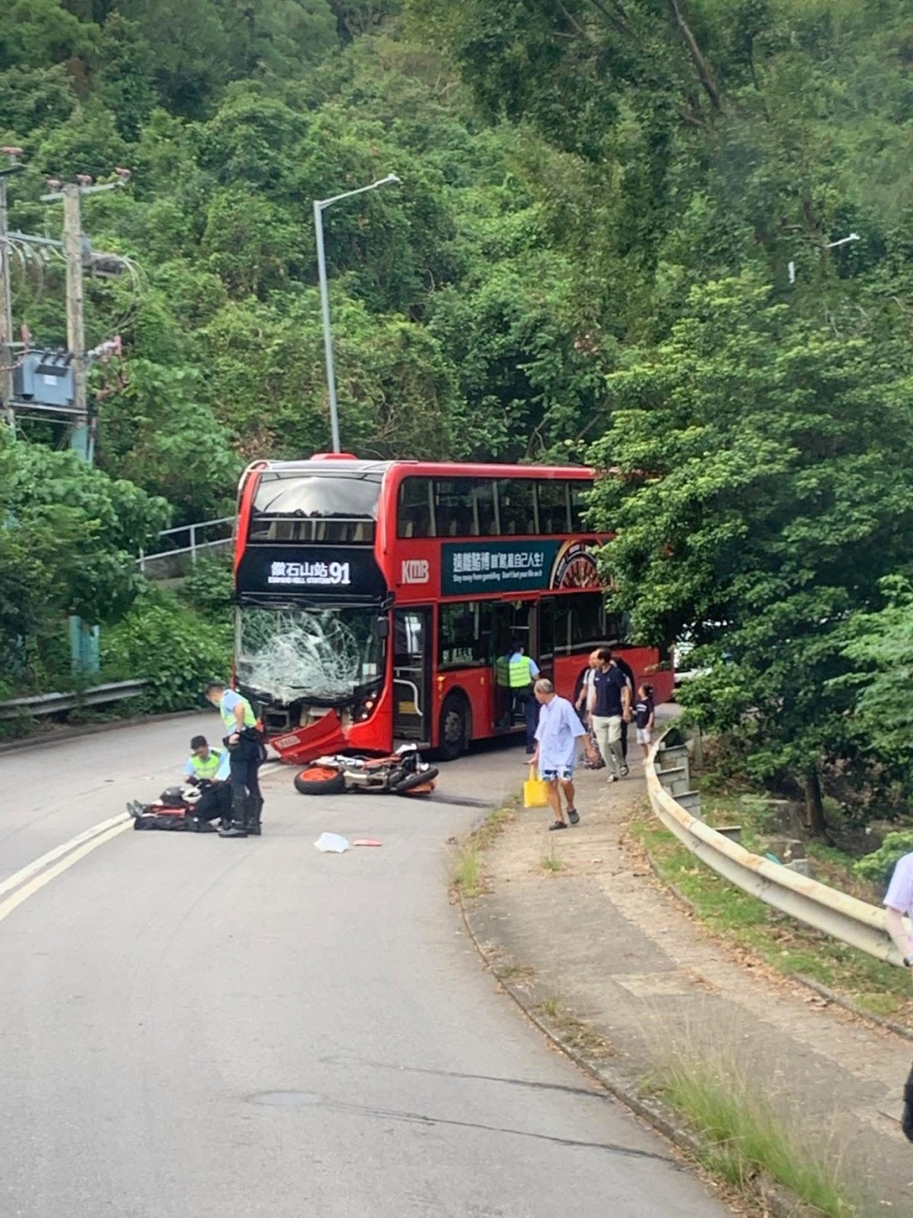 九巴與電單車相撞，鐵騎士倒臥路上。ＦＢ巴士的事討論區