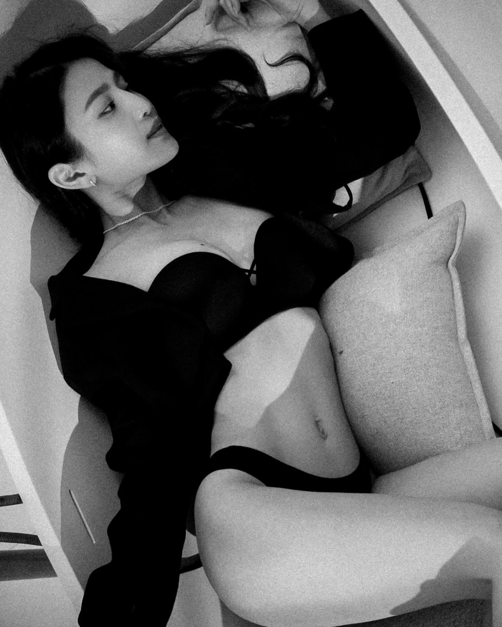 林芊妤穿上黑bra及黑底底，外披一件黑恤衫瞓在一個貌似浴缸內。