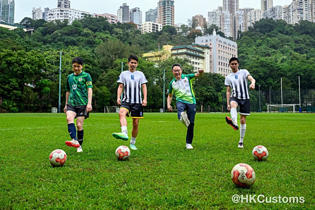 海關與律政司人馬在球場較勁。fb：香港海關