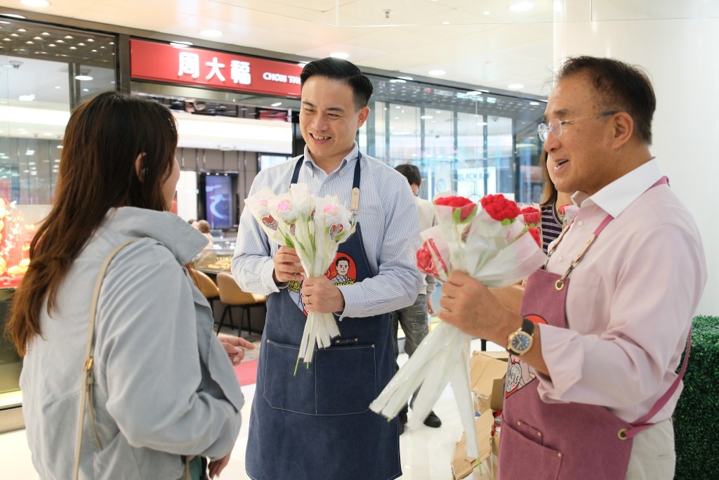 兩人舉辦了一個「小比賽」，各自拿著不同顏色的花讓街坊選擇，觀察誰較受歡迎。田北辰FB