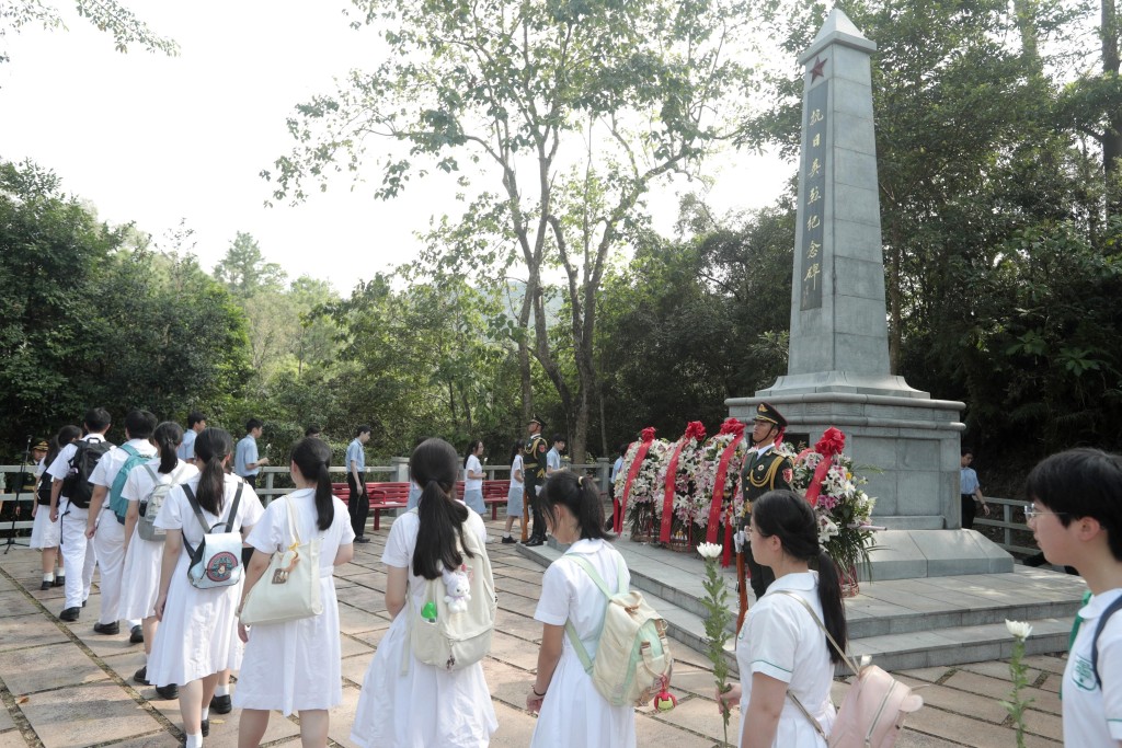 解放軍駐港部隊和中小學師生代表到烏蛟騰烈士紀念園，瞻仰抗日英烈紀念碑。政府新聞處