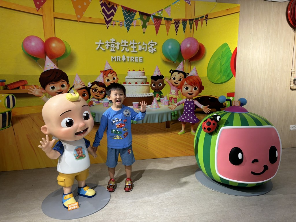 有Cocomelon主題生日拍照牆，JJ和朋友們一 起陪伴孩子度過難忘的生日，訂購蛋糕還可享活動限定的主題布置。（圖片來源：《親子王》）
