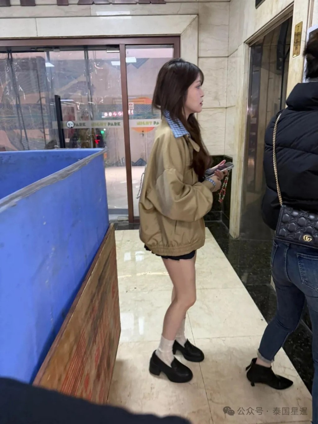 泰國網紅在上海疑遇到美女酒托「被騙」去私竇飲酒,2萬人民幣埋單。泰國星暹 泰國網紅在上海疑遇到美女酒托「被騙」去私竇飲酒,2萬人民幣埋單。泰國星暹