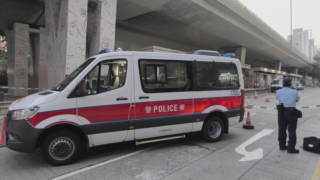 警車有被撞過痕跡。