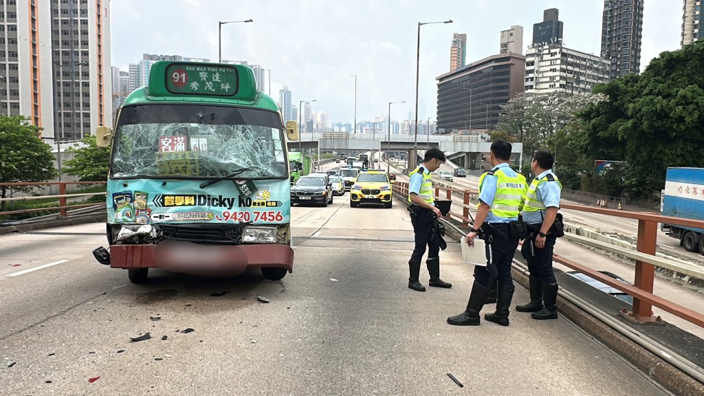 小巴挡风玻璃爆裂。刘汉权摄 小巴挡风玻璃爆裂。刘汉权摄