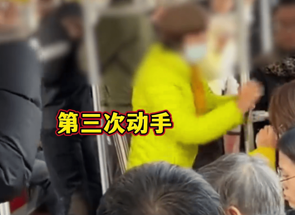 黃衫的大媽連番扯帽逼坐「愛心座」女孩讓座。