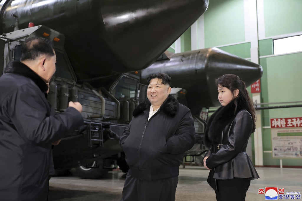 金正恩（中）視察洲際彈道導彈發射車生產工廠，其女兒金主愛（右一）隨行。美聯社