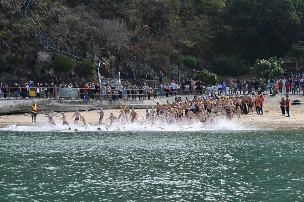 元旦冬泳拯溺錦標大賽今日在淺水灣舉行。陳極彰攝