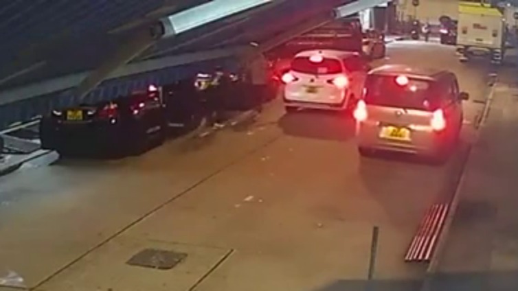 警員上前截查，白色私家車打算逃脫，扯甩油槍。