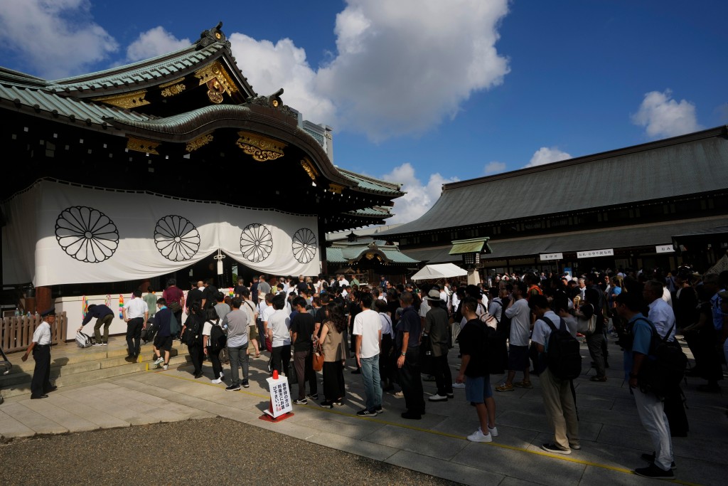 每年都有民眾在8月15日排隊參拜靖國神社。美聯社