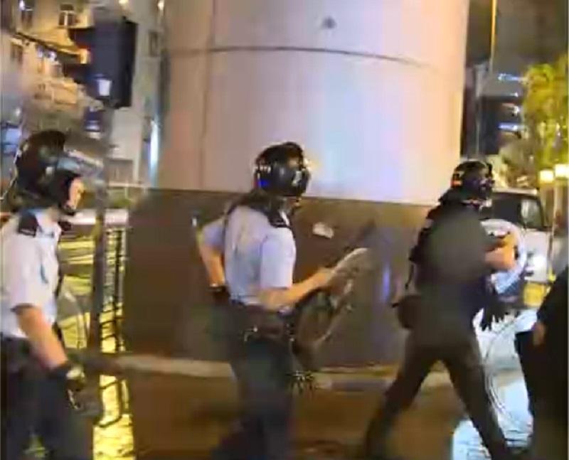 傳媒質疑警方曾朝記者開槍。TVB新聞截圖