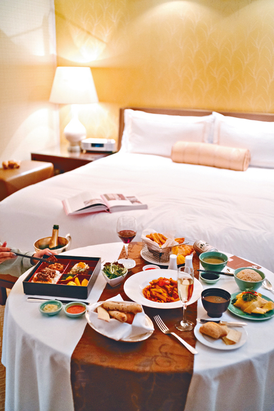 ●客人可使用附送的消費額度享用客房送餐服務。