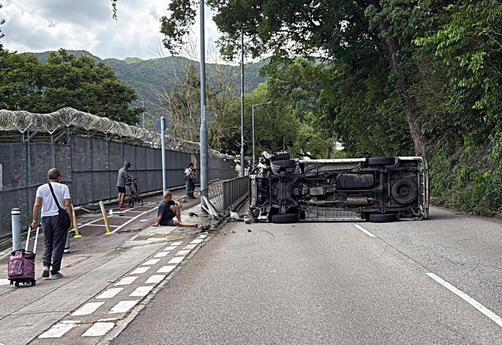 客貨車撞欄翻側。網圖