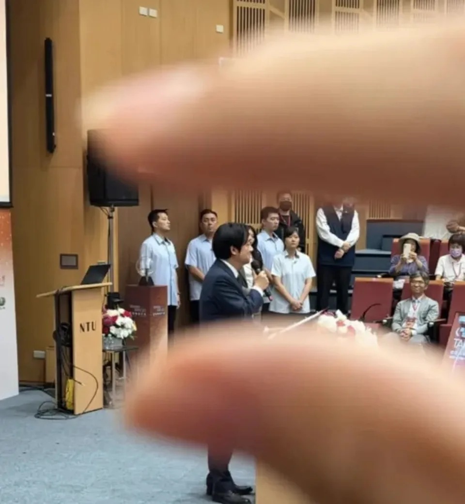 大陆交换生日前参加活动，发布「手指捏住赖清德」的错位照片。抖音