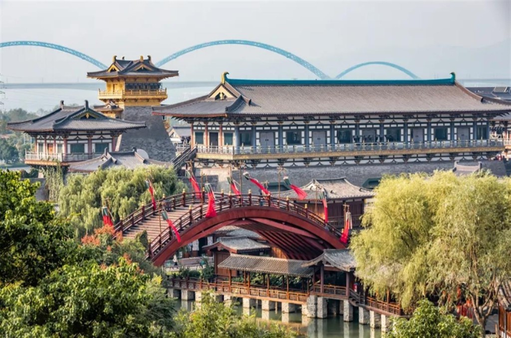 遊客進入唐城景區,尋找《慶餘年2》同款打卡點,並完成同款場景拍照。 遊客進入唐城景區,尋找《慶餘年2》同款打卡點,並完成同款場景拍照。