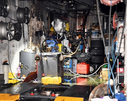 初步調查相信車房內有電線短路引致火警。