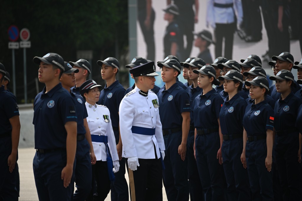 警務處處長周一鳴檢閱首屆「學警預備訓練課程」學員。蘇正謙攝
