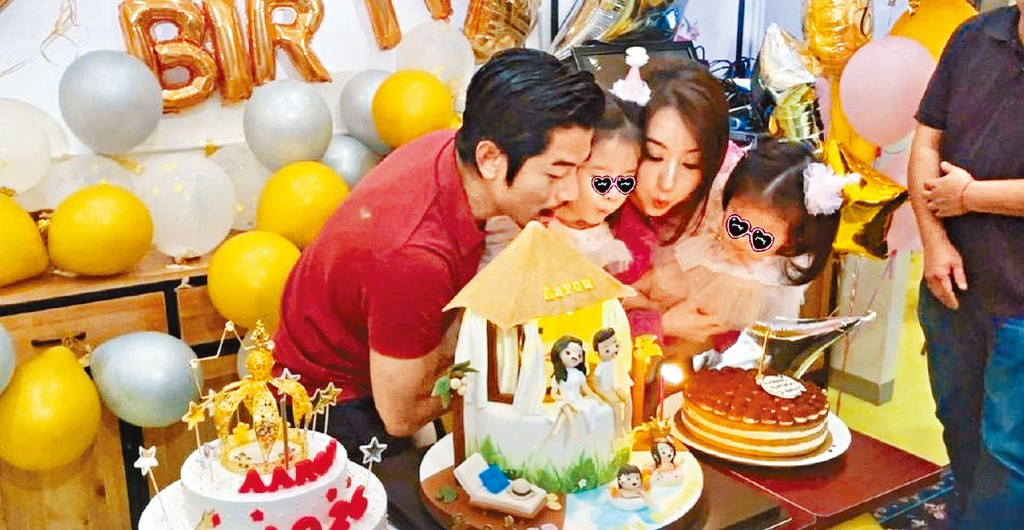 方媛偕兩女跟城城一齊吹蠟燭。