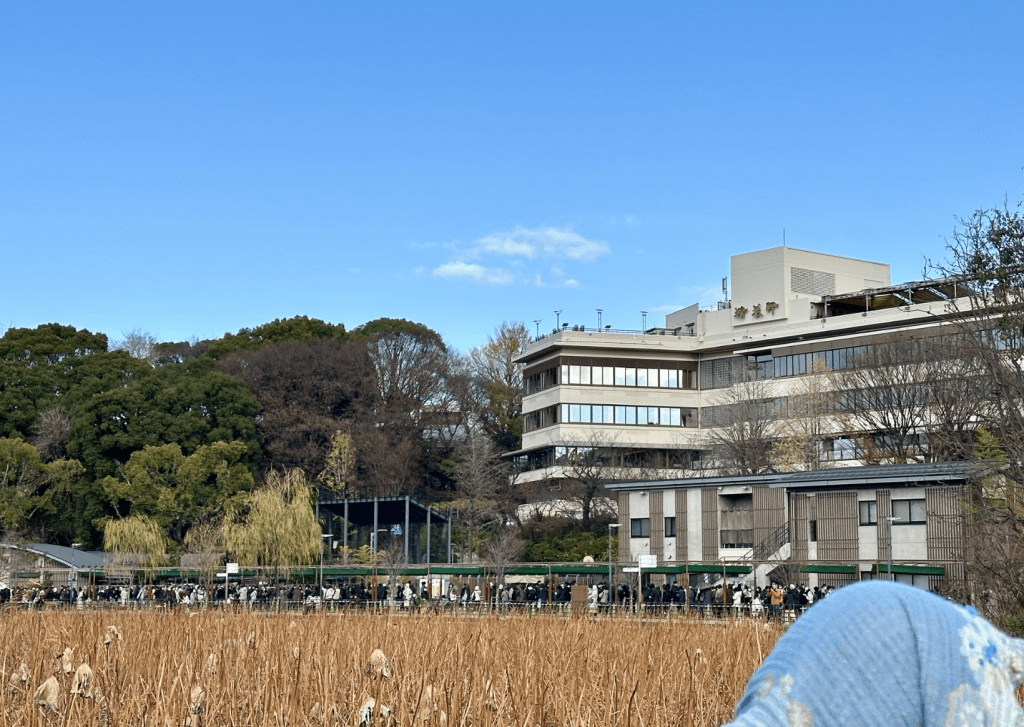 兩隻大熊貓下月返回中國，引來大批「粉絲」湧動物園道別。X@MutsukiWatson