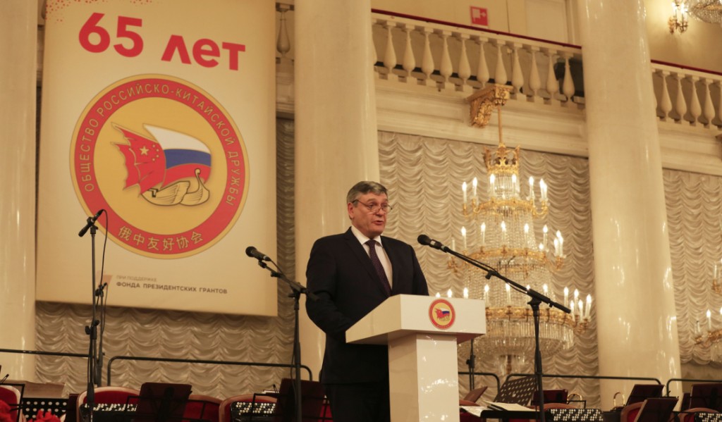 2022年10月30日，俄羅斯中國友好協會成立65周年慶祝晚會在莫斯科工會大廈圓柱廳舉行。圖為俄外交部副部長魯登科宣讀俄羅斯總統普京賀信。