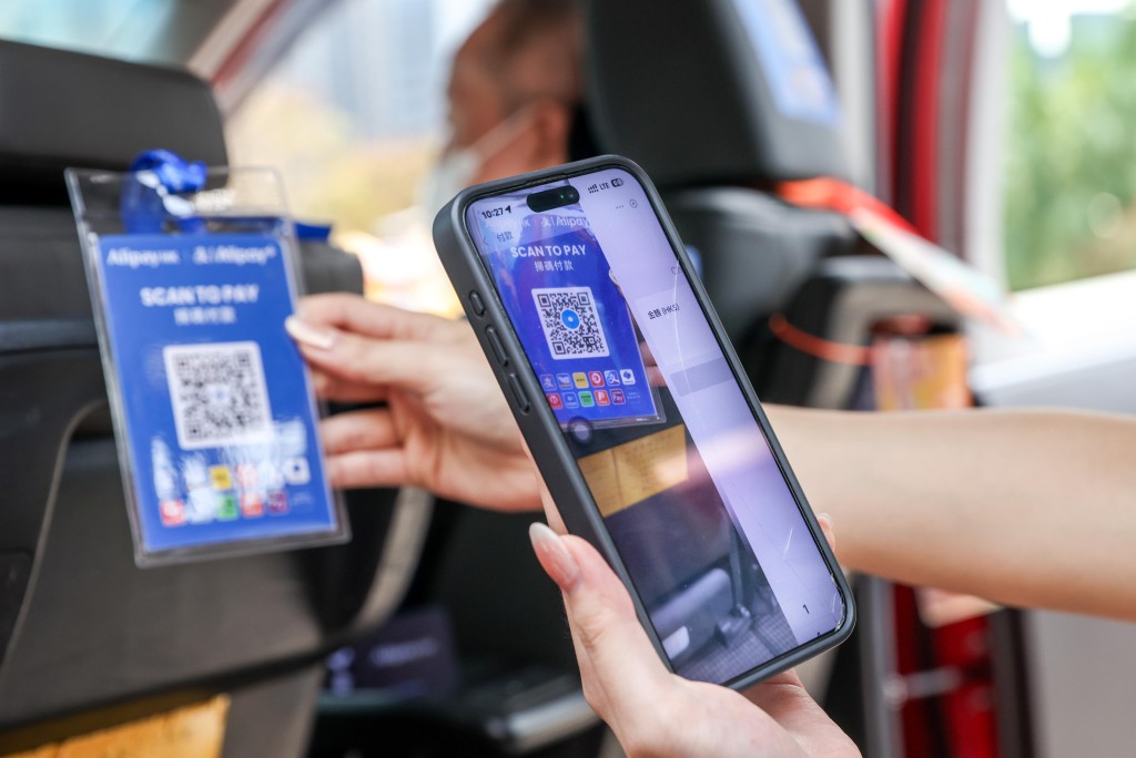 的士已安裝多款電子支付方式，包括八達通、PayMe、支付寶等。資料圖片