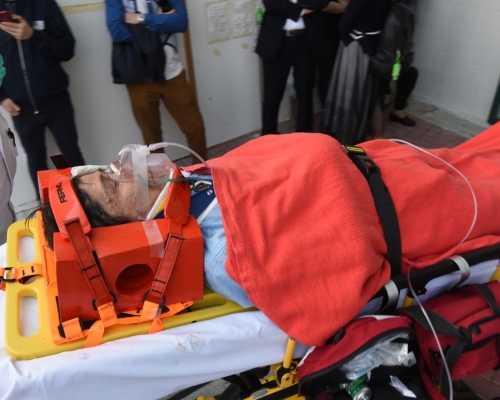 男子由擔架床送院。