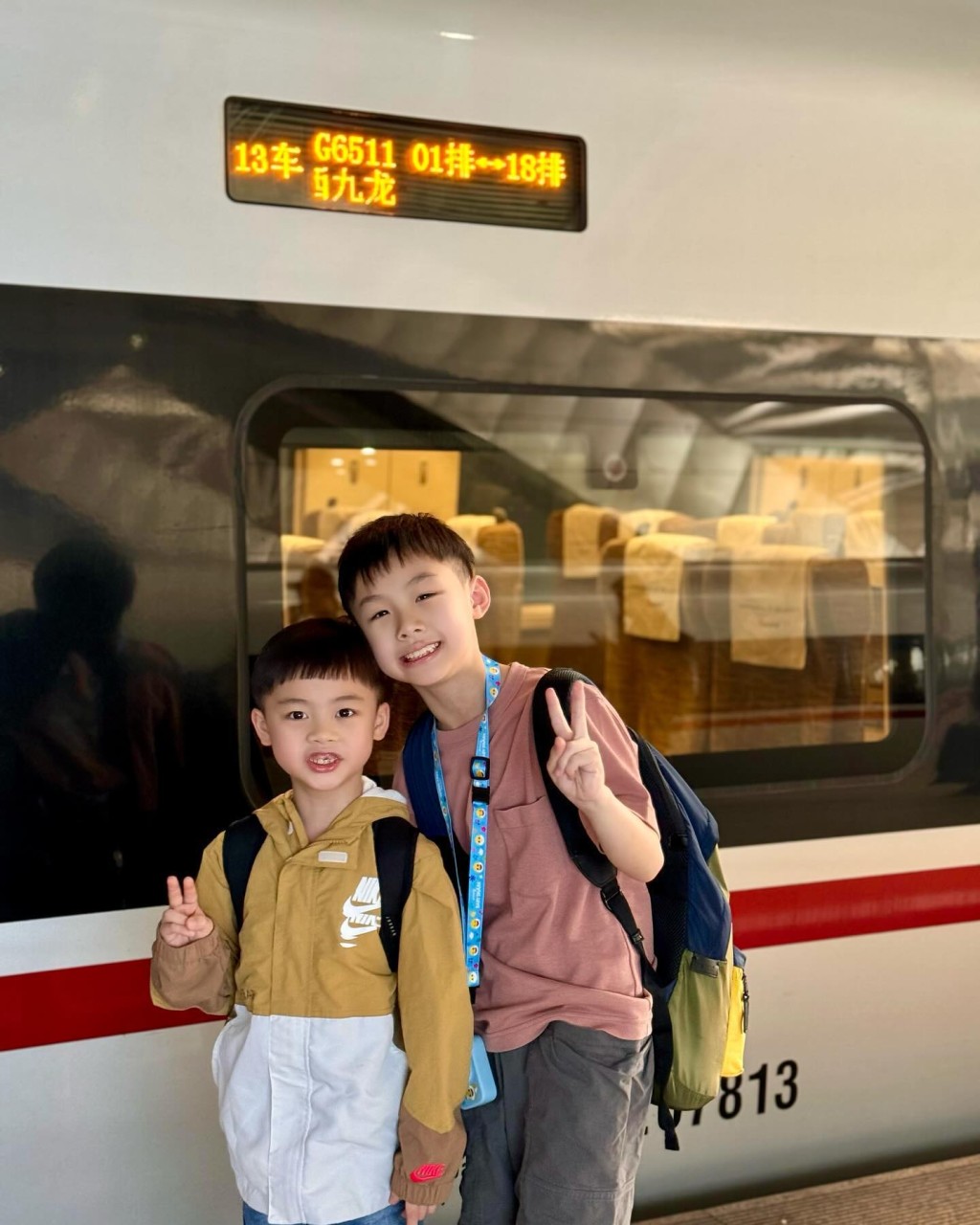颜志恒一家乘搭高铁上广州。