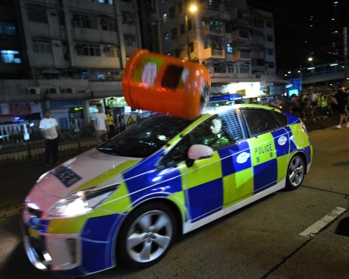 有警車被示威者投擲的垃圾桶擲中。