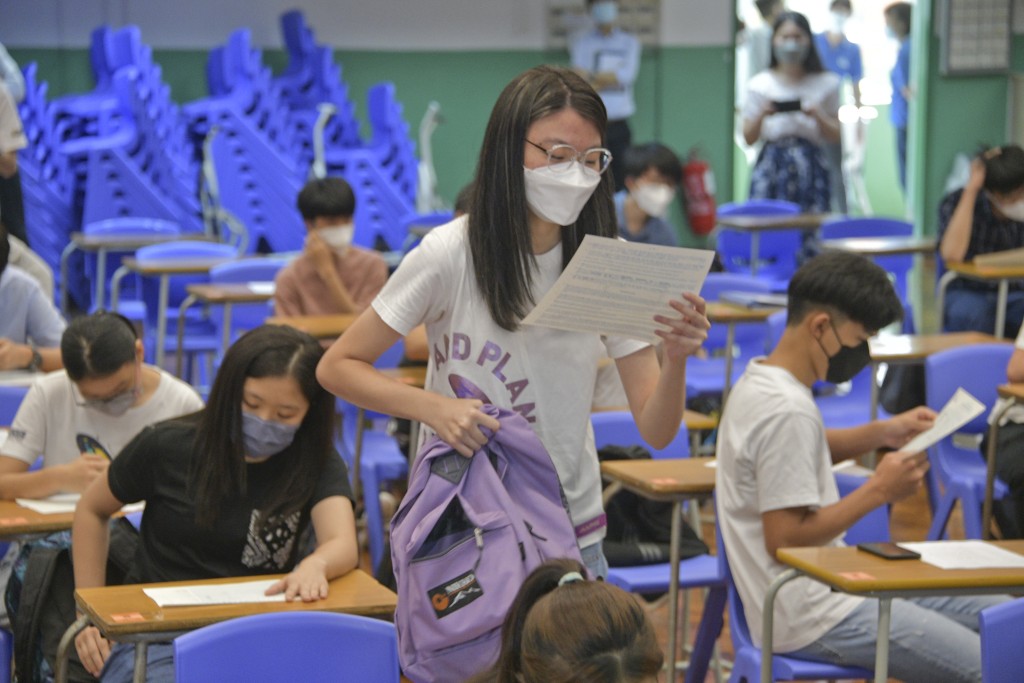香港中學文憑考試2023將於明日（19曰）放榜。資料圖片