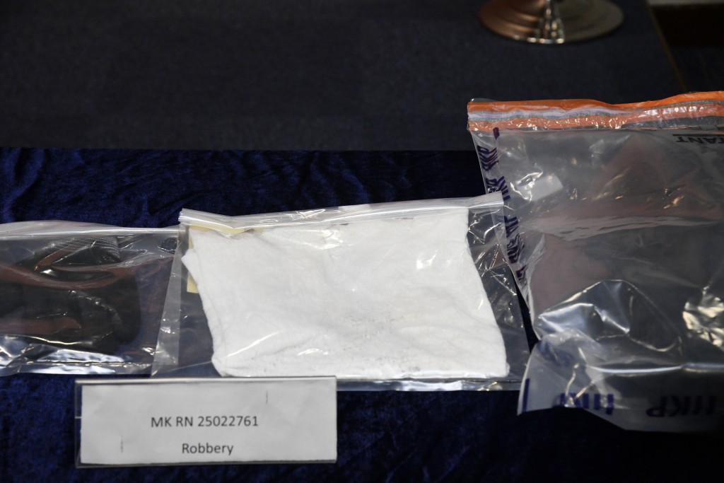 警方檢獲被捕男子犯案時所穿的衣物。 警方檢獲被捕男子犯案時所穿的衣物。