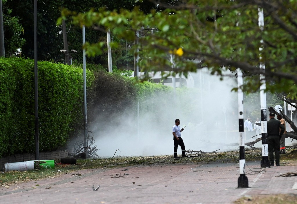 爆炸造成巨大煙霧。路透社