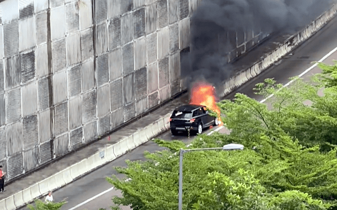 私家車車頭起火。fb：交通意外關注組(香港)