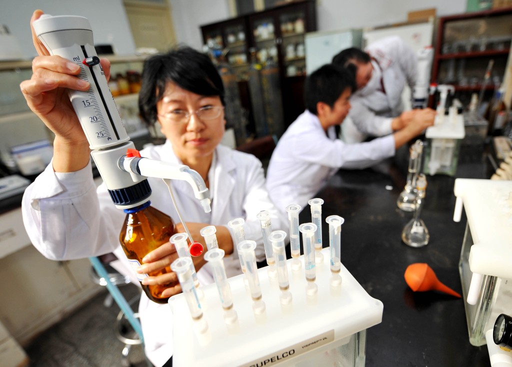 寧夏食品檢測中心的工作人員對乳製品進行三聚氰胺檢測。 新華社