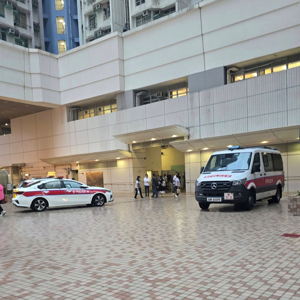 有警员在地面及平台调查。FB：tom11223334455@石排湾街坊吹水会