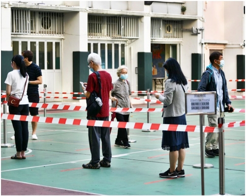 油尖旺臨時檢測中心開放,多名市民排隊等候檢測。
