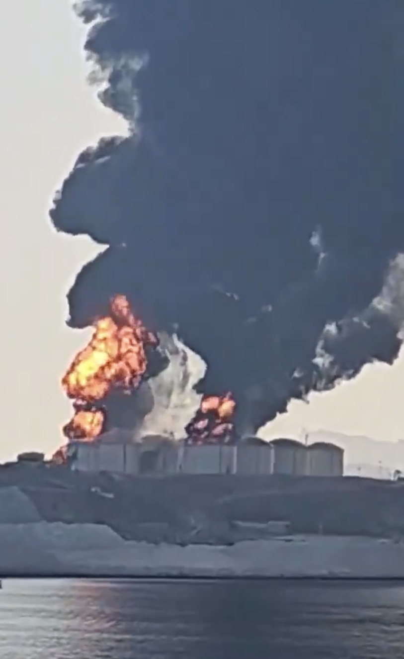 阿曼最大港口薩拉拉（Salalah）石油儲存設施被無人機炸出大火球。 X@BashaReport