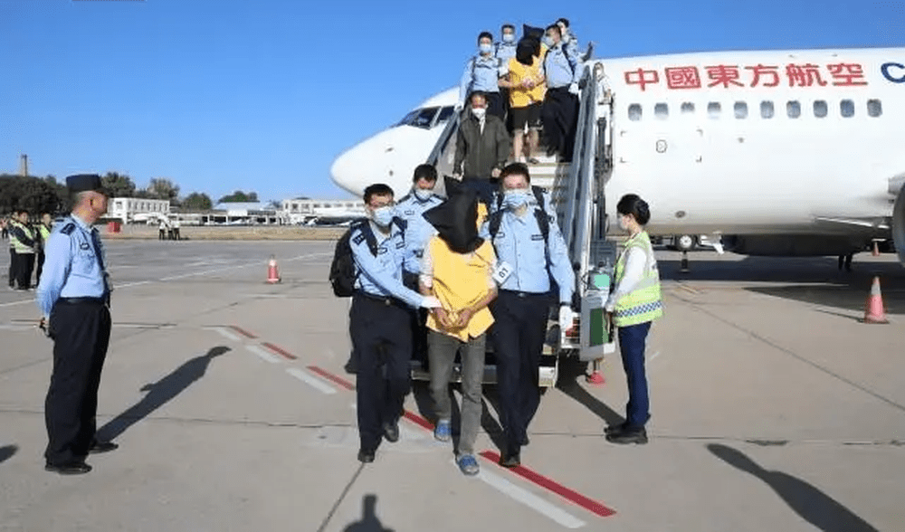 40名缅北从事电信网络诈骗的疑犯，搭乘一架民航包机被押解回内蒙古。 央视截图
