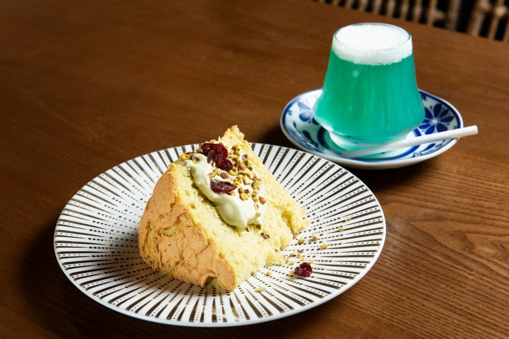 開心果醬蛋糕$88，採用澳洲「餅后」的配方，飛機鋁合金模具購自台灣，蛋糕入口蓬鬆濕潤。富士山$48，是以檸檬、菠蘿、荔枝、柑桔等味道調配的梳打，打卡一流。