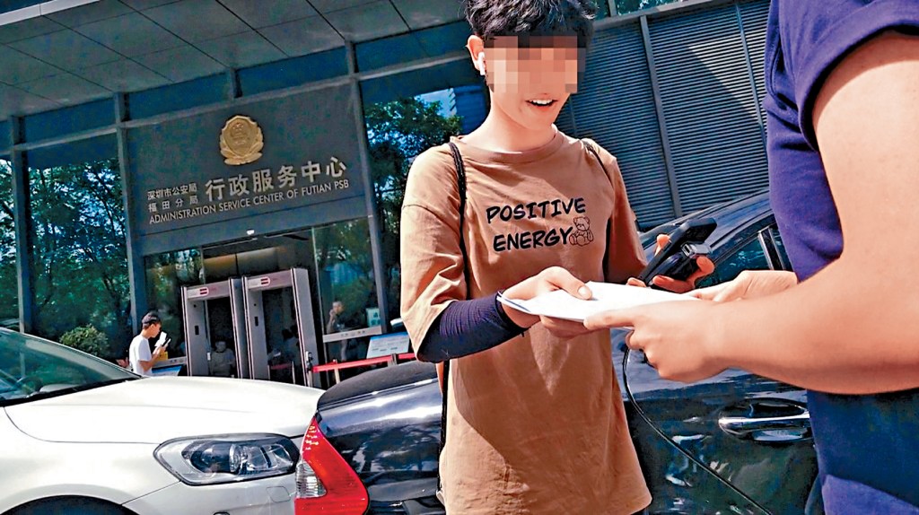 內地不法中介(右)向「放蛇」記者提供虛假租約以申領居住證。