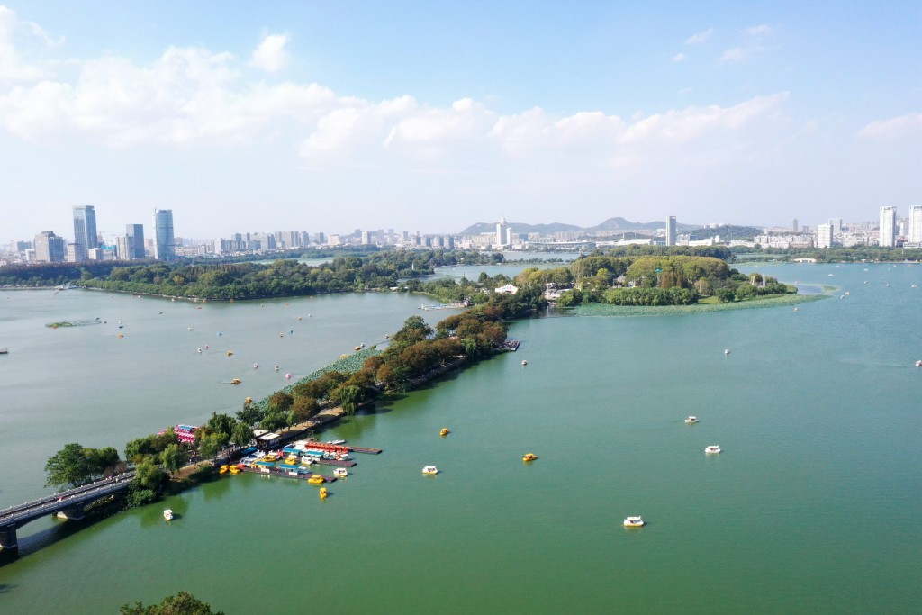 遊客在南京玄武湖公園划船遊玩。新華社圖片