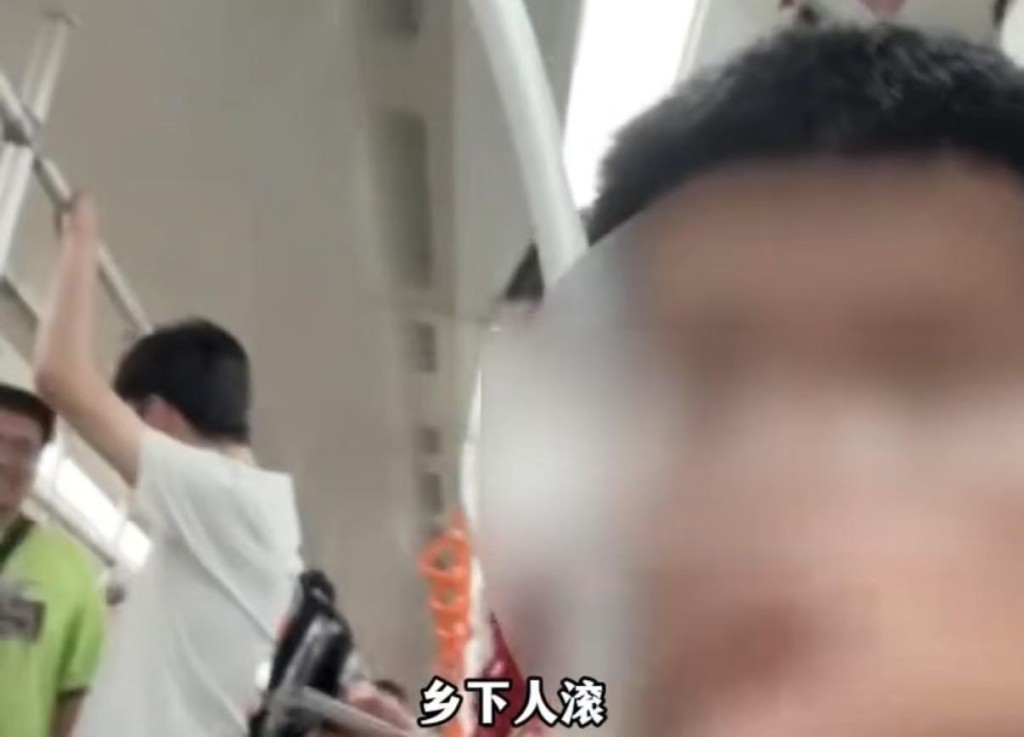 上海地鐵男撞人後用三語辱罵對方。浪潮新聞