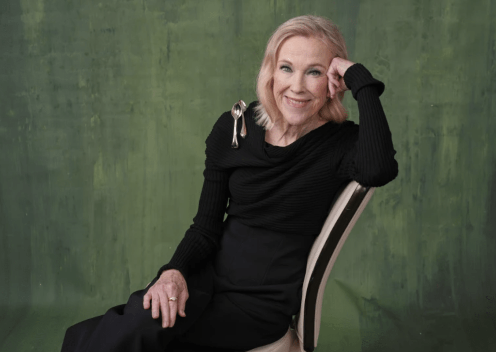九十年代初,Catherine O’Hara在《寶貝智多星》兩集電影中「正經演繹」意外遺留兒子在家中的母親角色,電影票房橫掃全球,亦成為聖誕節電視重播常客,令她走入千家萬戶。美聯社 九十年代初,Catherine O’Hara在《寶貝智多星》兩集電影中「正經演繹」意外遺留兒子在家中的母親角色,電影票房橫掃全球,亦成為聖誕節電視重播常客,令她走入千家萬戶。美聯社