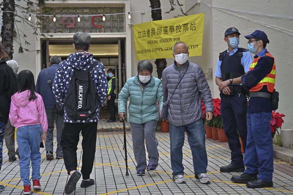 曾國衞承諾會考慮中長期如何便利選民投票。 曾國衞承諾會考慮中長期如何便利選民投票。