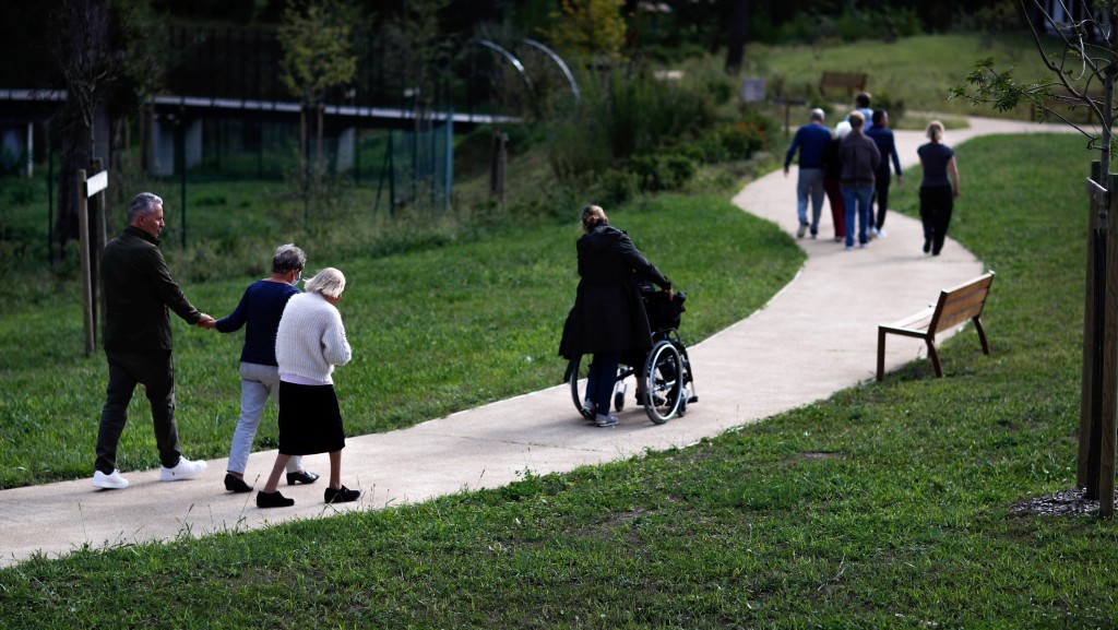 法国阿兹海默症患者在达克斯阿兹海默村中散步。 路透社
