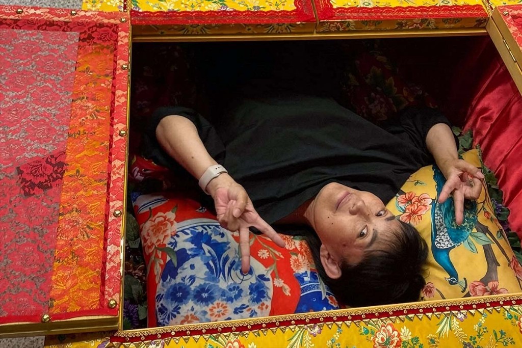 体验者可选择打开或关闭棺材。Grave Tokyo