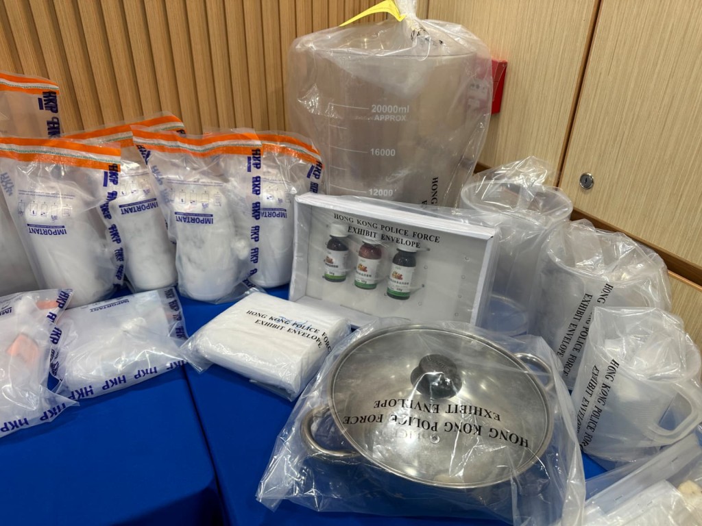 警方檢獲液態依托咪酯、食用香料及包裝工具。