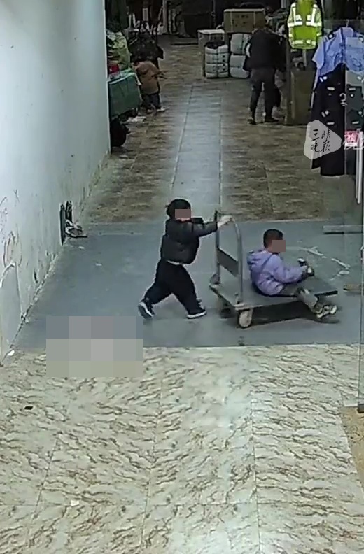網上流傳的片段見到，一位男童推著載有同伴的手推車，在商場內橫衝直撞。網上截圖